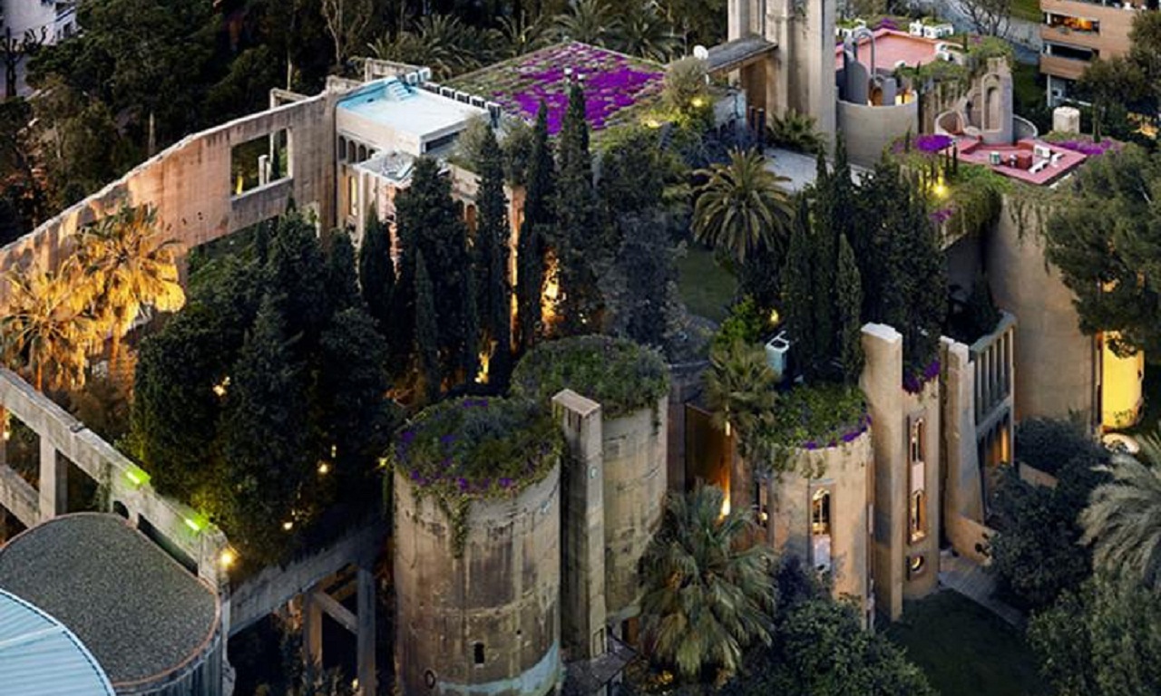 Архитектор в Испании превратил цементный завод в уютную виллу