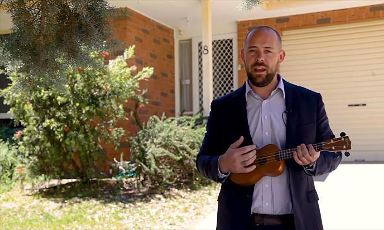 Понимая, что вокал — не самая сильная его сторона, Бен придумал для видео ироничное название, которое переводится как «Самая отвратительная демонстрация недвижимости в Австралии».