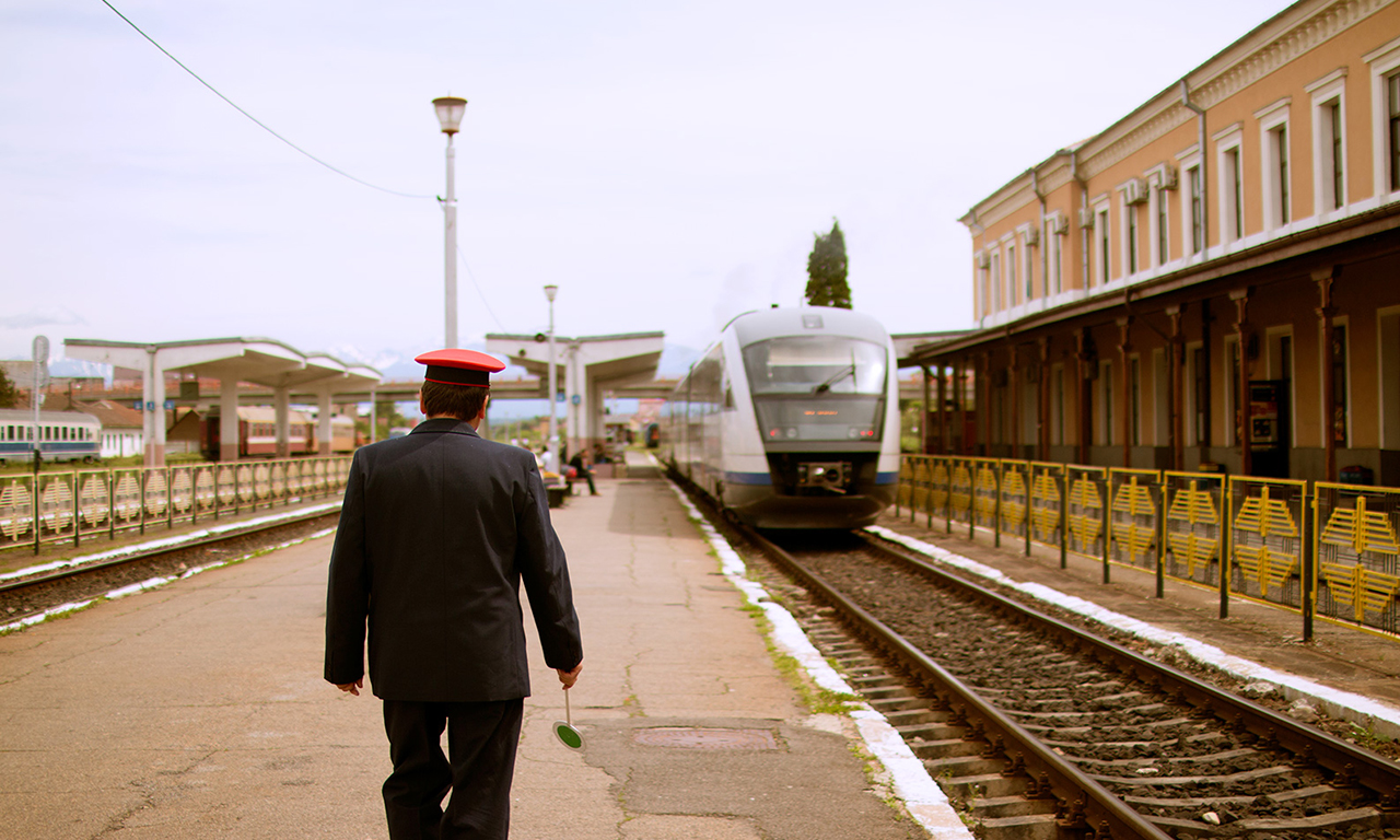 Стоимость билета на поезд составляет €45-75, путешествие на своём автомобиле в Салоники будет стоить от €76, а перелёт — €70-277.