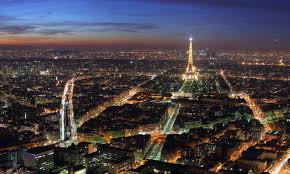 Цены на жилье во Франции продолжают снижаться, пишет интернет-издание Global Property Guide. Но, согласно прогнозам, в определенных районах спрос на недвижимость повысится.  Цены на недвижимость во Франции, за исключением курортных регионов, снижаются уже девятый квартал подряд, показывают данные французского статистического института. В первом полугодии в годовом исчислении падение составило 1,21%, а с учетом  инфляции -  1,83%.  Во втором квартале по сравнению с первым цены на жилье во Франции остаются стабильным.  Продолжают падать цены на жилье в Париже. Цены на квартиры в столице снизились на 1,22% (1,84% в реальном выражении) - в среднем до 8 120 евро за кв. м. В Иль-де-Франс, который является самым богатым и  густонаселенным регионом, средняя стоимость квартир снизилась на 1,47% (на 2% в реальном выражении).  Во время бума 1997 - 2007 г., цены на жилье во Франции выросли на 150%. В 2008 году цены на жилье снизились на 3,8% (5,5% в реальном выражении), а в 2009 году спад составил 4,17% (4,5% в реальном выражении).  Рынок жилья во Франции начал восстанавливаться в 2010 г., когда  цены продемонстрировали рост на 7,6% (5,85% в реальном выражении). В 2011 году темпы роста снова начали  уменьшатся и достигли всего лишь  4%.  Несмотря на замедление темпа роста цен, количество сделок в стране увеличилось на 8 процентов в годовом исчислении. Во втором квартале продажи на вторичном рынке жилья в Париже выросли на 12 процентов в годовом исчислении.  Standard and Poor's (S&P) прогнозируют, что цены на жилье во Франции упадут на 4% в этом году, но ожидается, что в ближайшие два года вырастут на 1-2%.